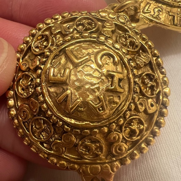 ❤️☝️👏Chanel medallion bracelet ☝️👏❤️Authentic☝️👍🌹🥰 - Picture 5 of 10